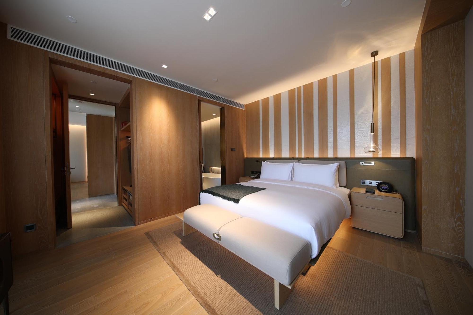 Joyze Hotel Xiamen, Curio Collection By Hilton Exterior photo